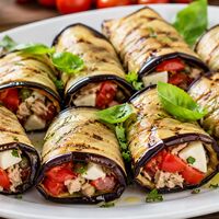 Involtini di melanzane con tonno, pomodorini e mozzarella