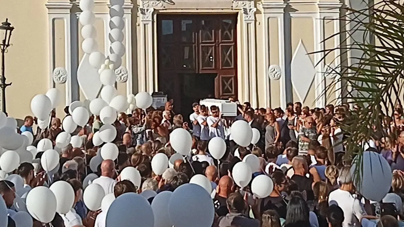 Trecase, folla e lacrime per l'ultimo saluto a Paolo Lettieri: «Oggi siamo tutti suoi genitori»