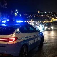 Napoli, fugge dalla polizia in scooter e si schianta contro un palo: 17enne in pericolo di vita