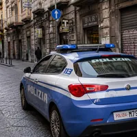 Napoli, tenta di rapinare un bar e danneggia le macchine per granite: arrestato 38enne
