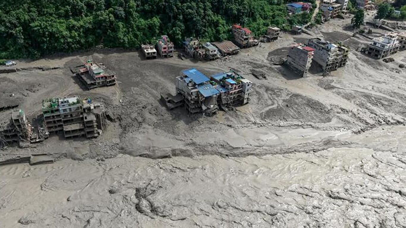 Nepal, alluvione al confine col Tibet: 100 morti, centinaia i turisti dispers﻿i. Tajani: "2 italiani coinvolti, stanno bene"