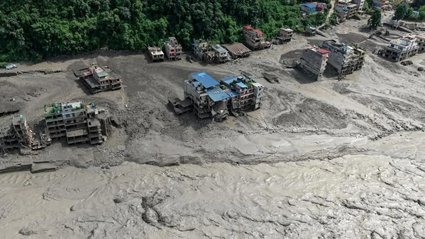 Nepal, alluvione al confine col Tibet: 100 morti, centinaia i turisti dispers﻿i. Tajani: "2 italiani coinvolti, stanno bene"