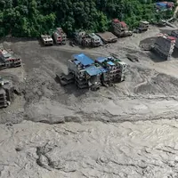 Nepal, alluvione al confine col Tibet: 100 morti, centinaia i turisti dispers﻿i. Tajani: "2 italiani coinvolti, stanno bene"