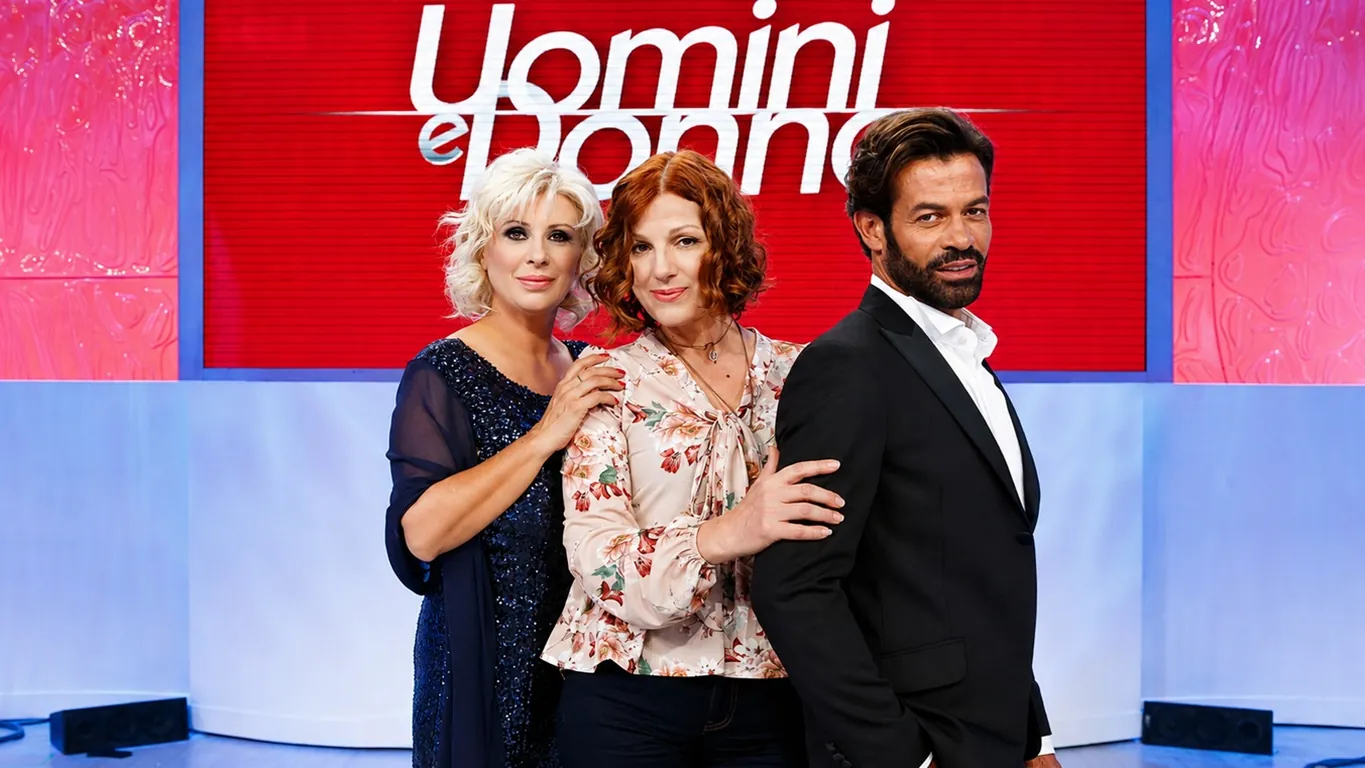 Uomini e Donne, rivoluzione tra gli opinionisti: Tinì lascia, al suo posto un'amatissima ex vippona
