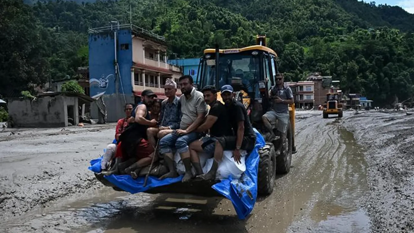 Alluvione in Nepal, tre gli italiani nella lista dei dispersi: verifiche della Farnesina