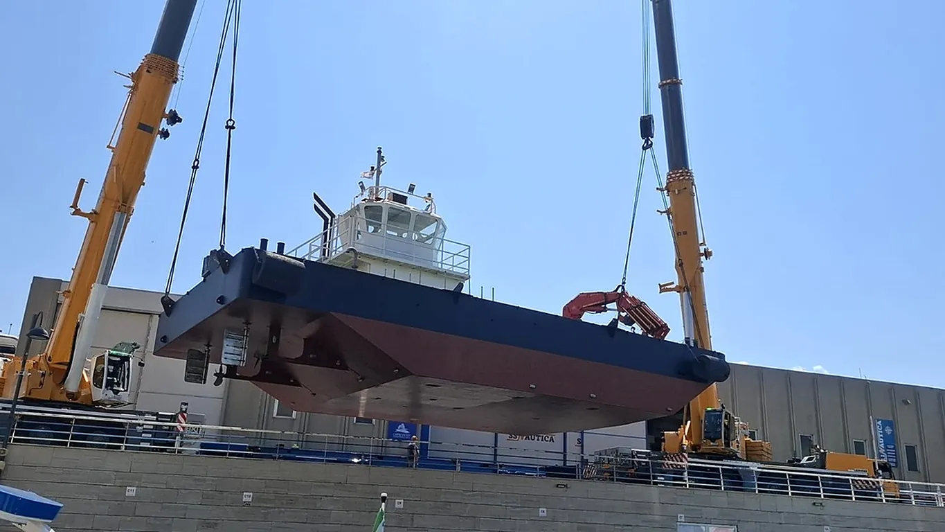 Torre Annunziata, nei cantieri oplontini si costruiscono ancora navi: varato il motopontone Solinav