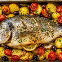 Orata al forno con pomodorini, olive e patate