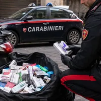 Napoli, il contrabbando si aggiorna: nel borsone del 70enne spunta la novità