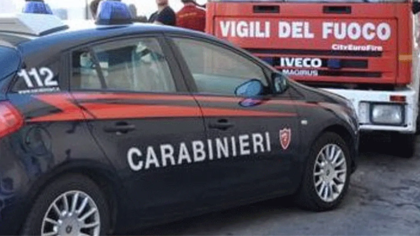 Ercolano, fiamme in un piccolo centro commerciale: locale completamente distrutto