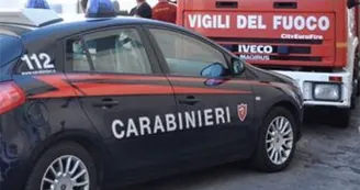 Ercolano, fiamme in un piccolo centro commerciale: locale completamente distrutto