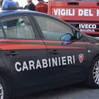 Ercolano, fiamme in un piccolo centro commerciale: locale completamente distrutto