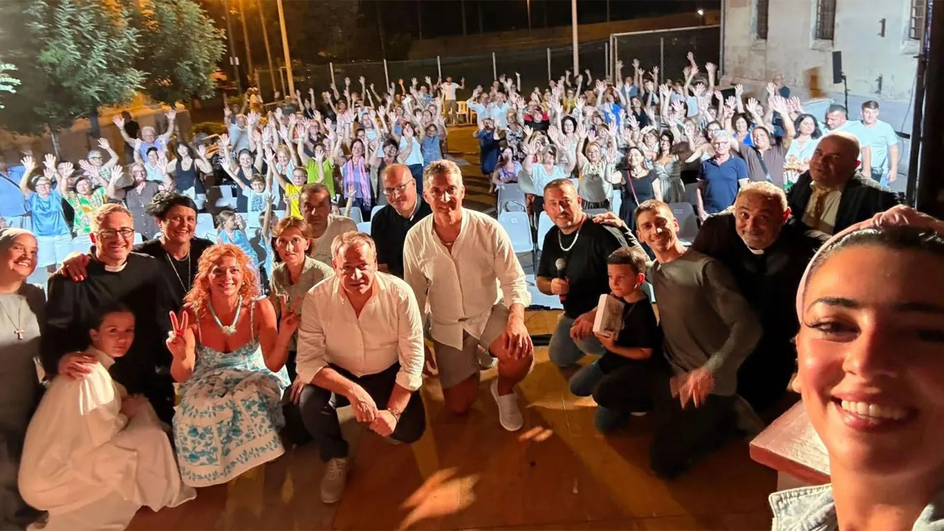 Torre Annunziata, teatro sotto le stelle a Rovigliano: padre Domenico rilancia l'oratorio e pensa al Palio di San Michele