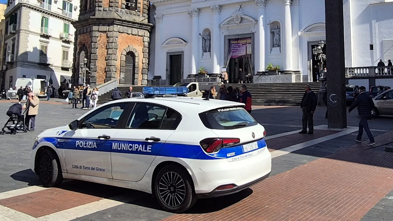 Torre del Greco, controlli nell'area mercatale: sanzionati otto commercianti