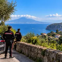 Vico Equense, droga nascosta tra case e terreni: marijuana e piante alte tre metri, un arresto