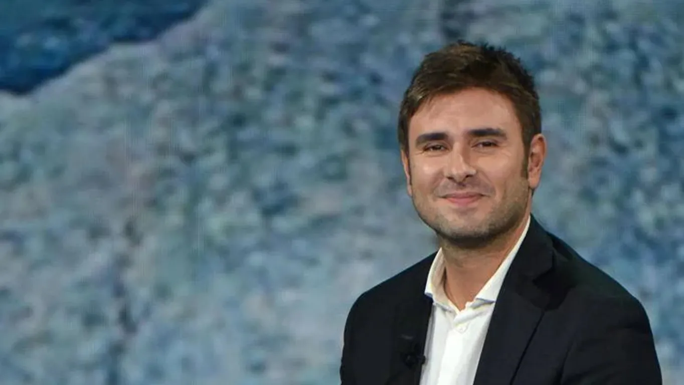 Alessandro Di Battista, rientro in Italia rinviato: l'annuncio sui social