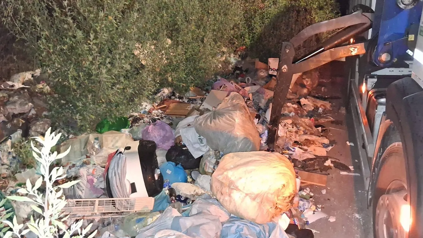 Terzigno e Boscoreale, fronte comune contro l'abbandono dei rifiuti: bonificata via Vecchia Aquino