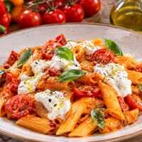 Pasta con crema di peperoni, pomodorini e stracciatella