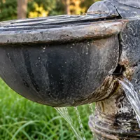 Torre del Greco, la fontanina continua a perdere acqua: dopo quattro giorni nessun intervento