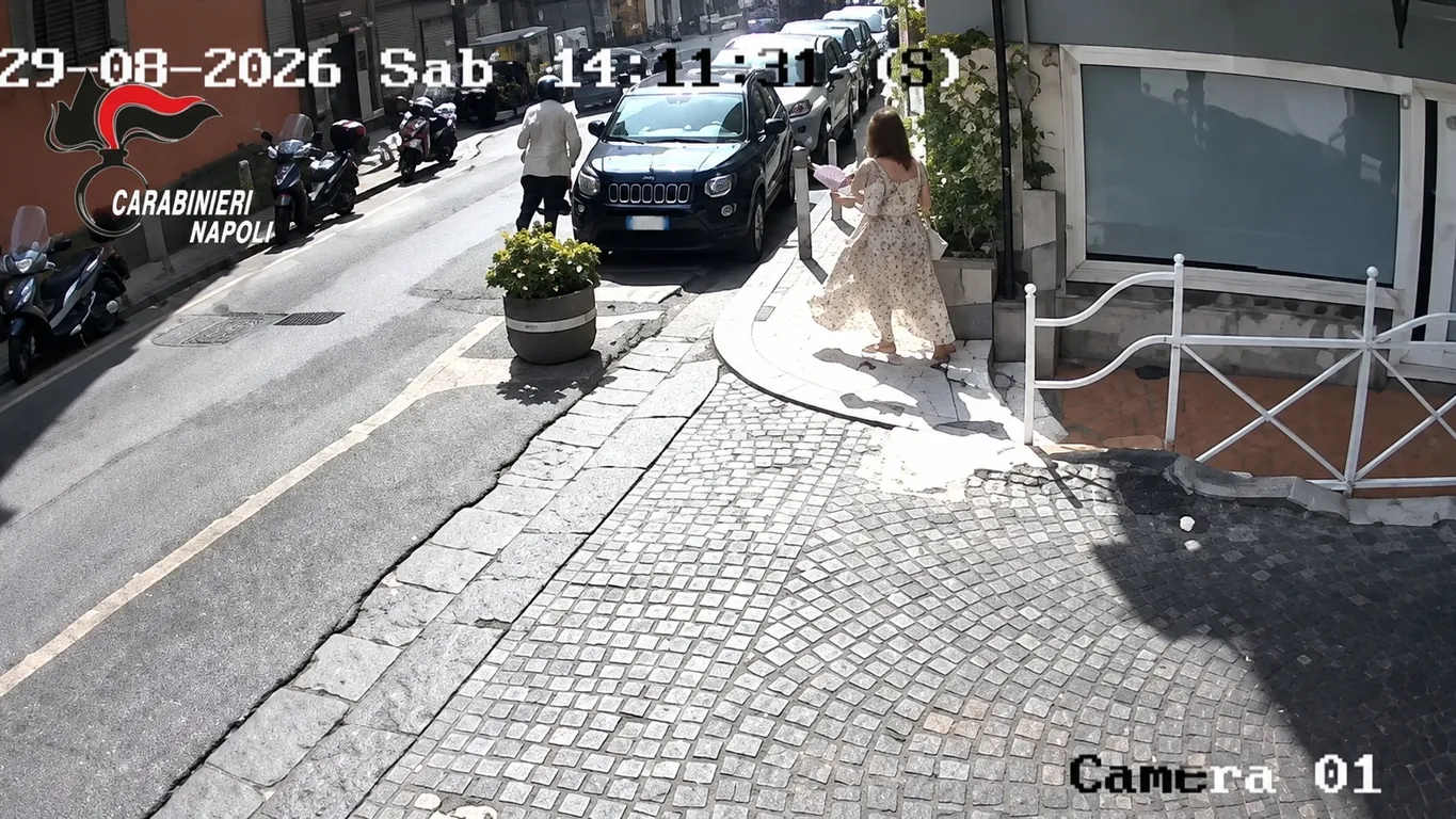 Napoli, scippa una donna al Vomero e fugge in scooter: incastrato dalle telecamere