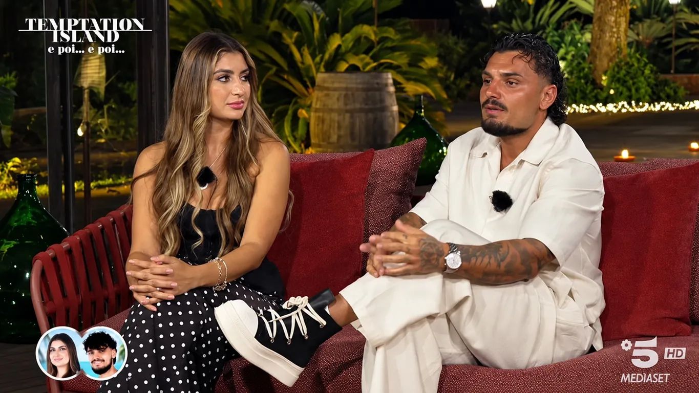 Temptation Island, Sabrina smaschera Giovanni: spuntano i messaggi a un'altra, lui perde la calma