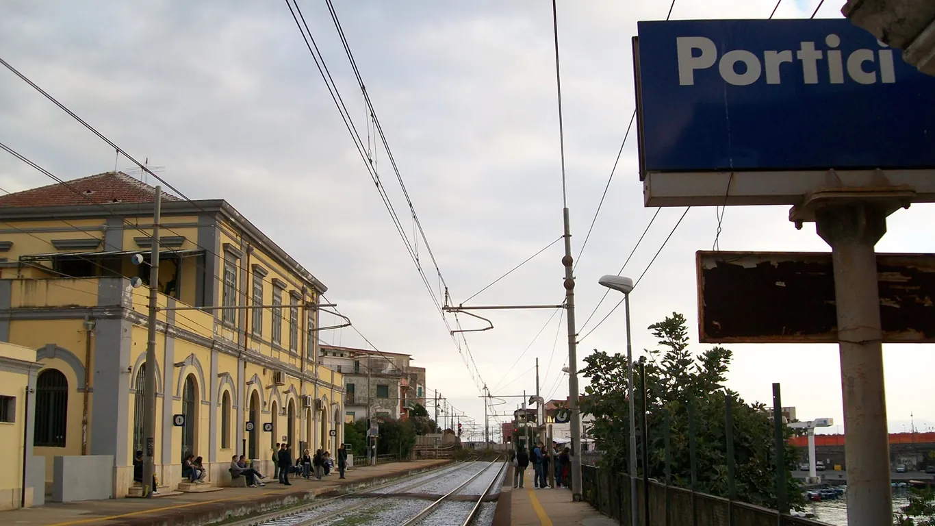 Portici, uomo travolto e ucciso da un treno: linea Napoli-Salerno in tilt