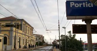 Portici, uomo travolto e ucciso da un treno: linea Napoli-Salerno in tilt