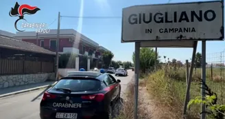 Giugliano, picchia l'ex davanti al figlio di 6 anni: «Papi no», ma lui lo spinge e aggredisce la donna