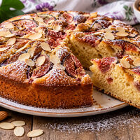 Torta di fichi e mandorle, il dolce soffice di settembre che si prepara in pochi minuti