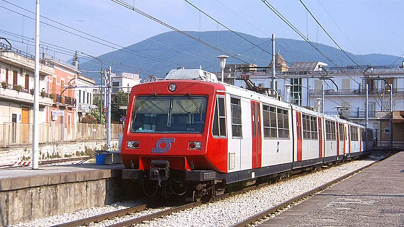 Circumvesuviana, operaio folgorato sulla linea aerea: è grave, treni fermi tra San Giovanni e Torre del Greco