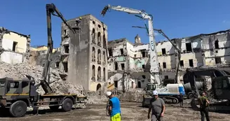 Torre Annunziata, cade la torre di Palazzo Fienga: giù un simbolo del potere della camorra