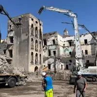 Torre Annunziata, cade la torre di Palazzo Fienga: giù un simbolo del potere della camorra