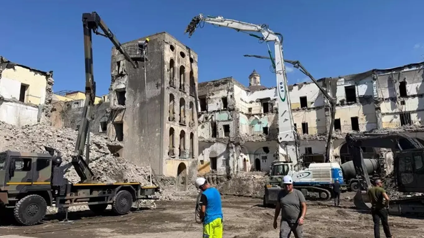 Torre Annunziata, cade la torre di Palazzo Fienga: giù un simbolo del potere della camorra