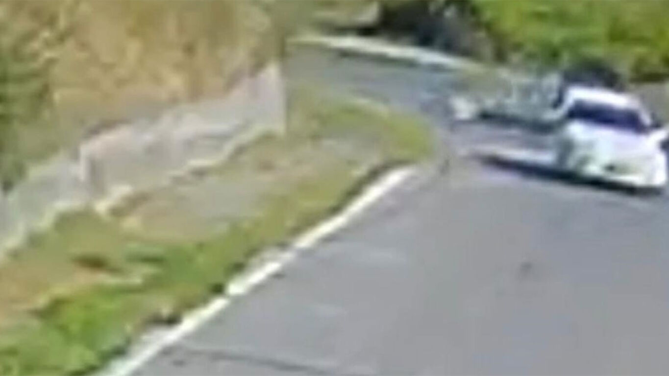 Terzigno, lancia un sacchetto di rifiuti dall'auto: denunciato, patente ritirata e vettura sequestrata