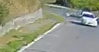 Terzigno, lancia un sacchetto di rifiuti dall'auto: denunciato, patente ritirata e vettura sequestrata