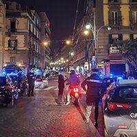 Entra nel locale, prende le Redbull e non le paga: commerciante aggredito con calci, pugni e una sedia