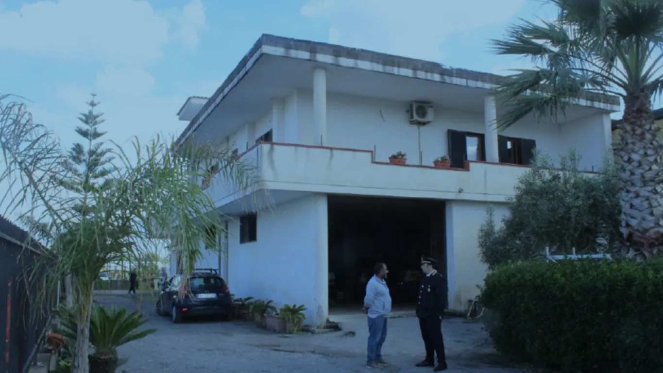 Pompei, abbattuto edificio abusivo di due piani in zona rossa