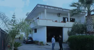 Pompei, abbattuto edificio abusivo di due piani in zona rossa