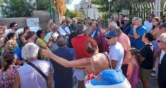 Torre del Greco, oltre cento cittadini per salvare la spiaggia di Mancinelli