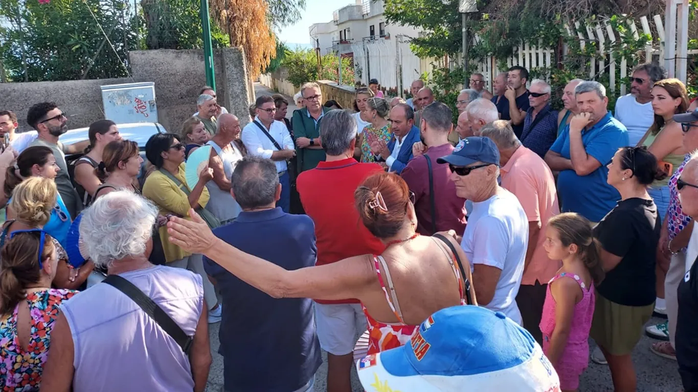 Torre del Greco, oltre cento cittadini per salvare la spiaggia di Mancinelli