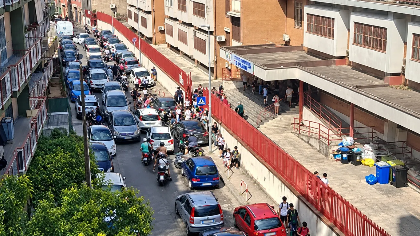 Torre Annunziata, riaprono le scuole e tornano gli ingorghi: traffico in tilt davanti agli istituti