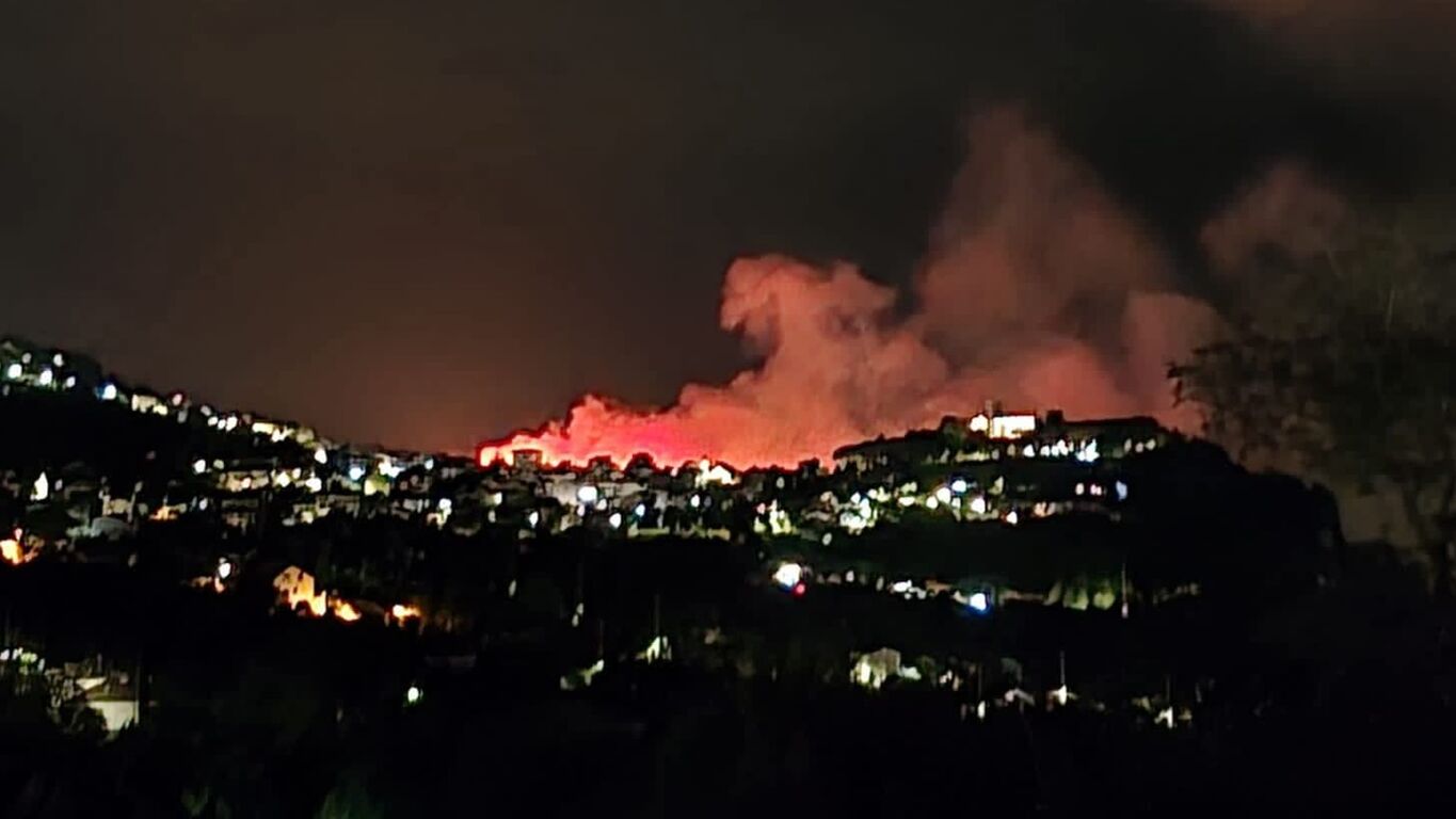 Vico Equense, Tordigliano in fiamme: il vasto incendio avanza verso il Faito
