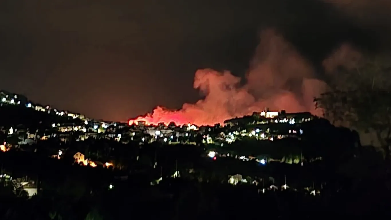 Vico Equense, Tordigliano in fiamme: il vasto incendio avanza verso il Faito