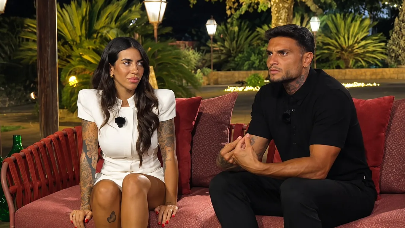 Temptation Island, Alessandra e Rosario tornano insieme: fiori e un ciondolo cancellano la crisi