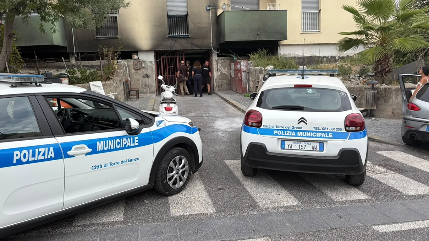 Torre del Greco, dopo 40 giorni tornano a casa le famiglie sfollate di via Lamaria