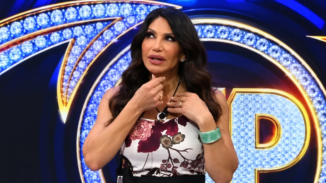 GF Vip, Carmen Di Pietro racconta la protesi al seno esplosa in aereo: «Sentii un boom»