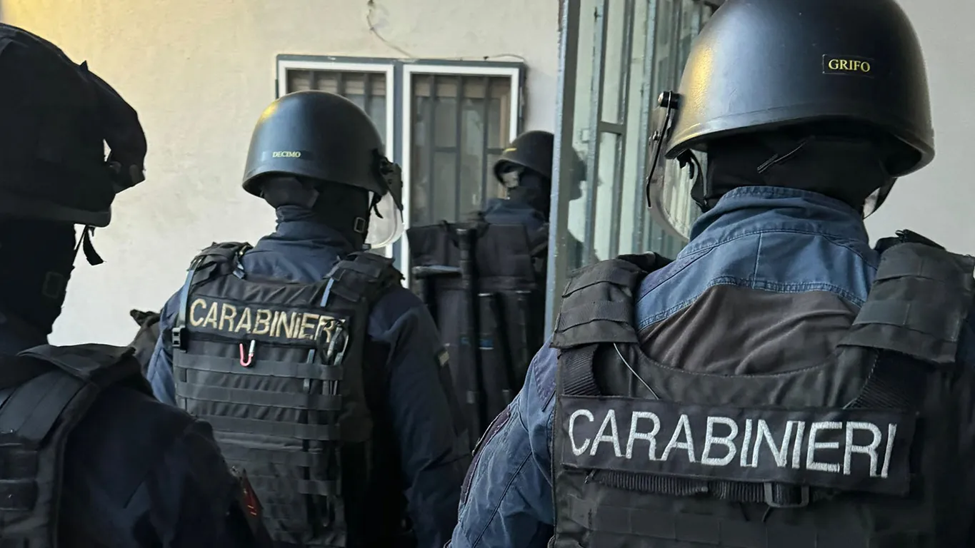 Napoli, maxi blitz antidroga al Rione Traiano: 31 indagati, nel mirino la piazza di spaccio “La 34”