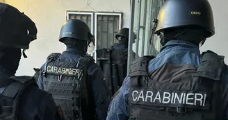 Napoli, maxi blitz antidroga al Rione Traiano: 31 indagati, nel mirino la piazza di spaccio “La 34”