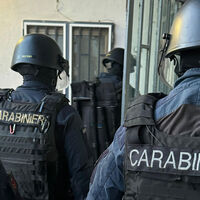 Napoli, maxi blitz antidroga al Rione Traiano: 31 indagati, nel mirino la piazza di spaccio “La 34”