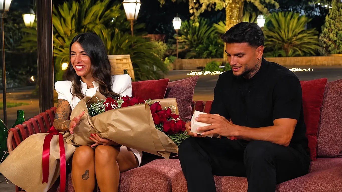 Temptation Island, ex concorrente di Miss Italia rivela: «Rosario mi scriveva mentre guardava la puntata con Alessandra»