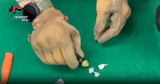 Lettere, armi e droga nascoste tra vegetazione e muretti